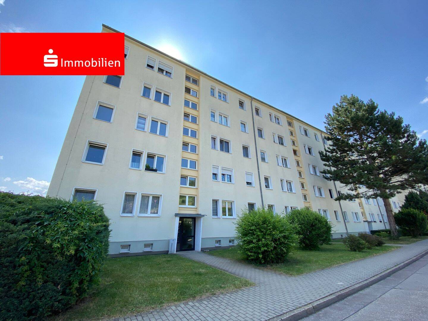 Ruhiges Wohnen in Jena-Nord: Zeitlose Wohnung mit Balkon, EBK und Tageslichtbad, 7743 Jena