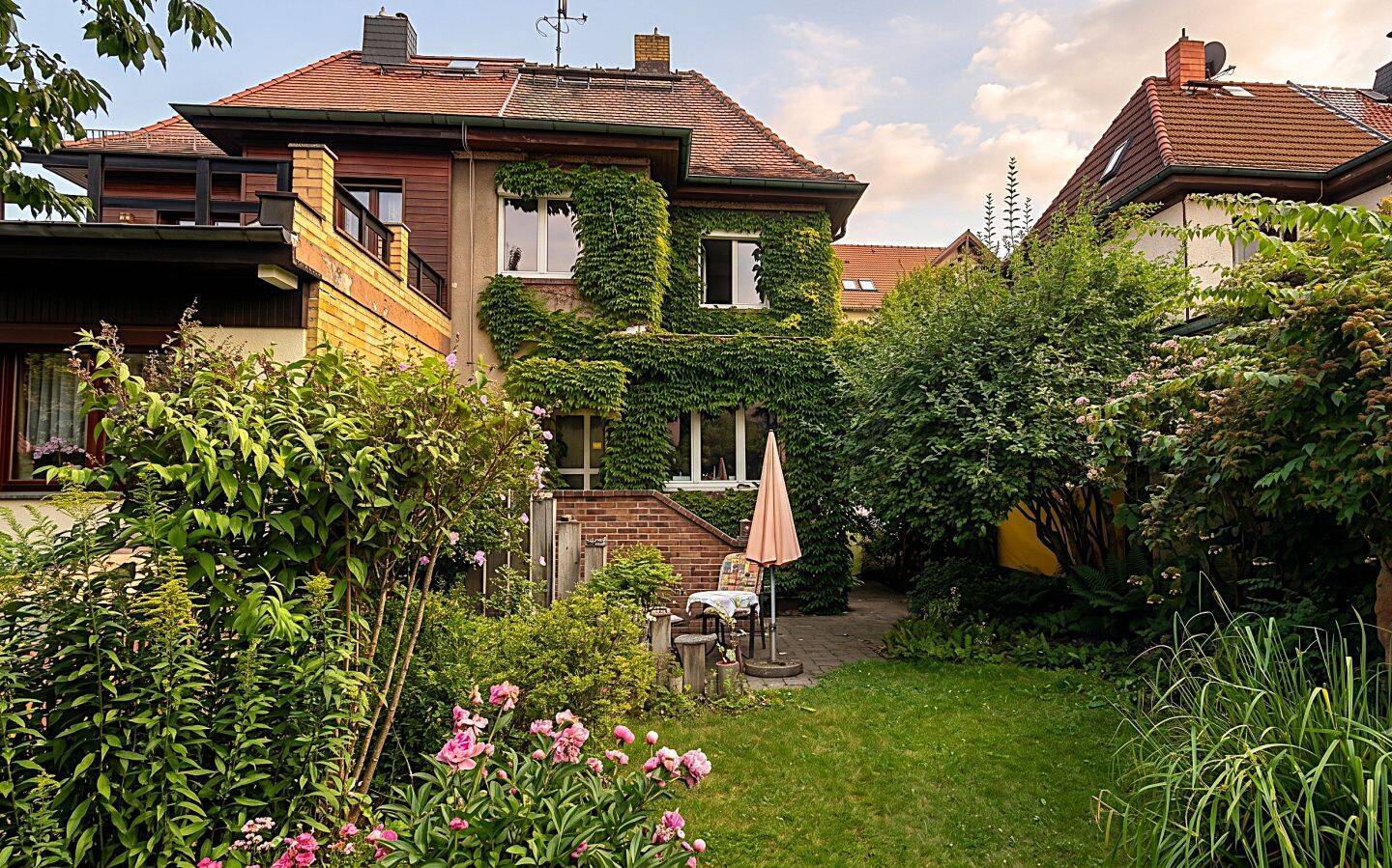 Märchenhafter Rohdiamant: Weinberankte Doppelhaushälfte nahe Markkleeberger See in Leipzig, 4279 Leipzig (Dölitz-Dösen Lößnig)
