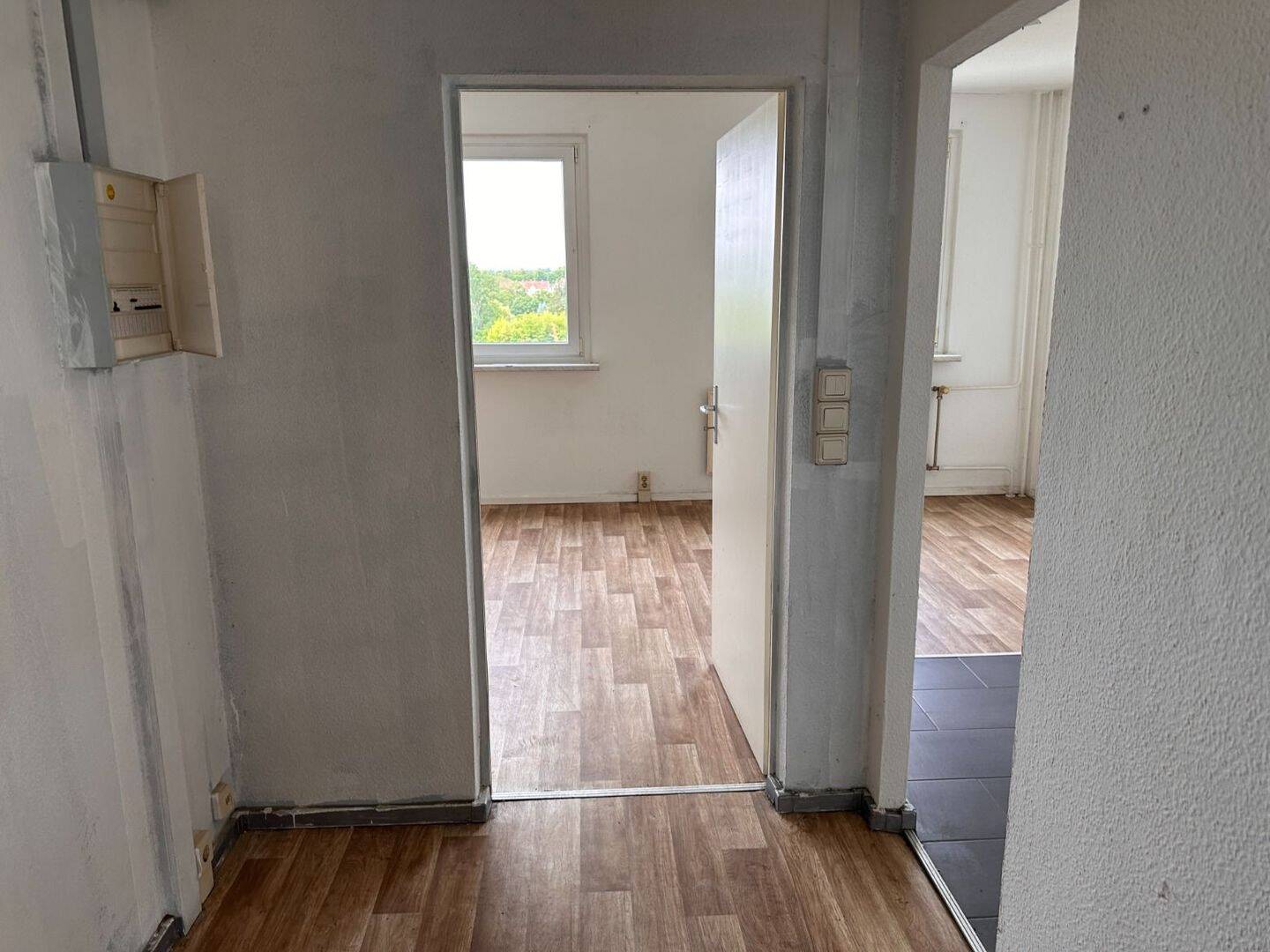 2 Monate mietfrei +++ Selbst renovieren und sparen – mit Balkon und Aufzug in Halle (Saale), 6122 Halle (Saale) (Nietleben Nördliche Neustadt Saaleaue)