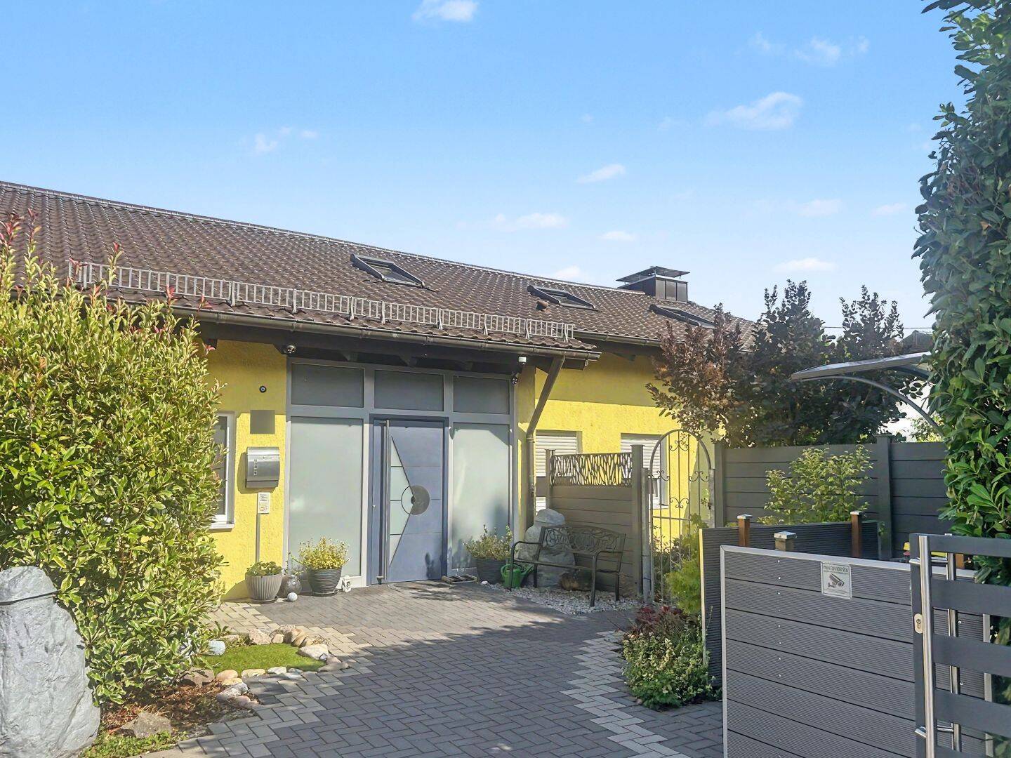 Gehobenes Mehrgenerationenhaus mit Fernblick und großzügigem Grundstück in Karlsruhe-Grünwettersbach, 76228 Karlsruhe