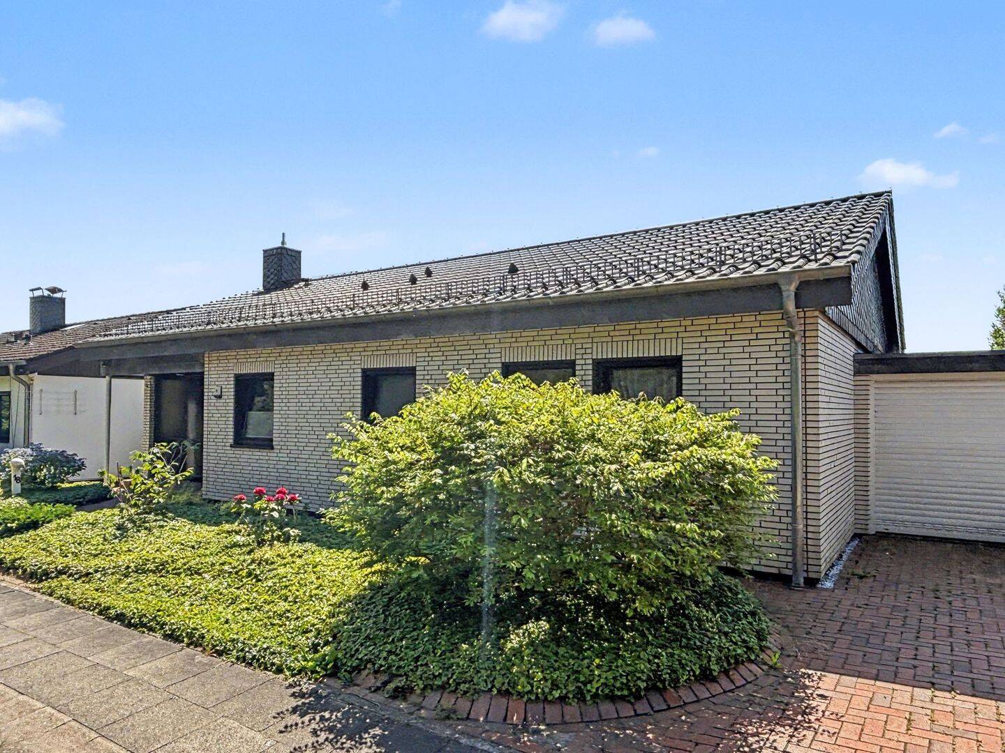 Sehr gepflegter Winkelbungalow mit traumhaftem Sonnengrundstück im beliebten Kiel-Suchsdorf, 24107 Kiel (Suchsdorf)