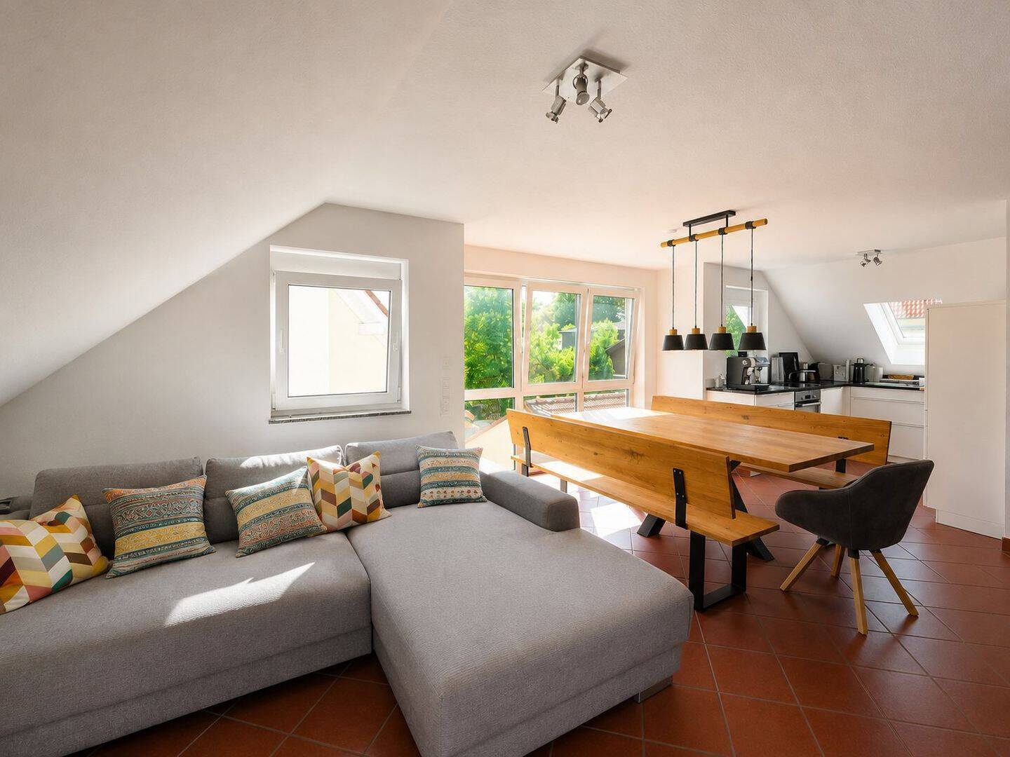 Helle 3-Zimmer-Wohnung mit Balkon, Spitzboden und Garage in Bisingen-Steinhofen, 72406 Bisingen