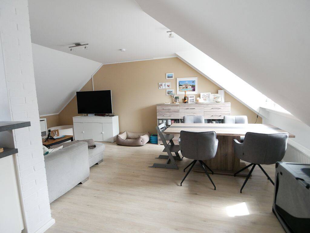 moderne 3-Zi.-DG-Wohnung mit Carport u. Terrasse in Egenbüttel, 25462 Rellingen