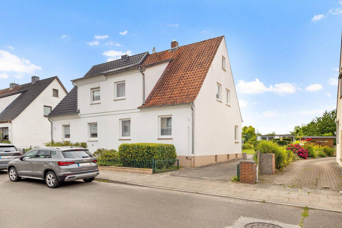 Familiengerechte Doppelhaushälfte mit Keller und großer Doppelgarage auf weitläufigem Grundstück, 21079 Hamburg (Harburg)