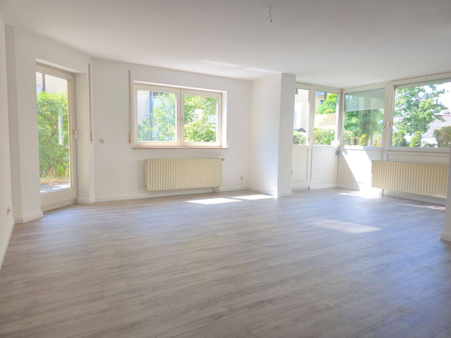 Lichtdurchfluteter Wohntraum: 3-Zimmer-Wohnung mit Wintergarten, XXL-Terrasse & großem Privatgarten!, 86438 Kissing