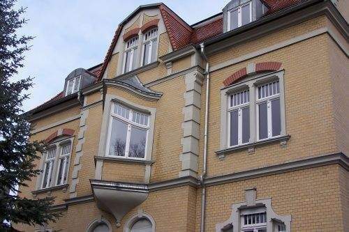 Stilvolle und lichtdurchflutete Dachgeschoßwohnung: 4 Zimmer, 2 Bäder und Balkon, 6667 Weißenfels