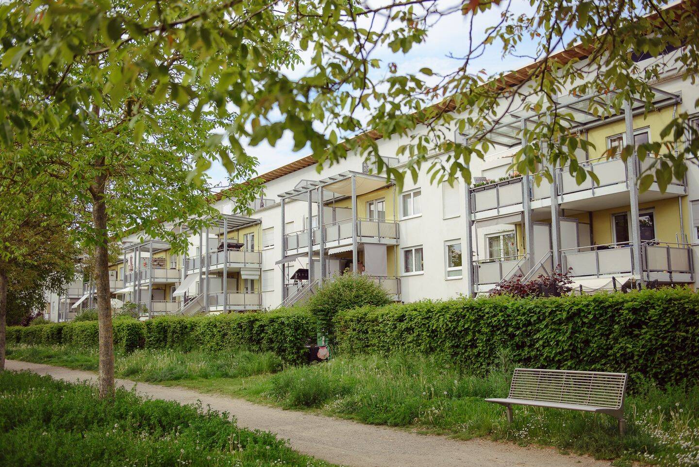 Komfortable 2,5-Zimmer-Wohnung mit großzügiger Dachterrasse, 93055 Regensburg (Brandlberg-Keilberg Burgweinting-Harting Innenstadt Ostenviertel Schwabelweis)