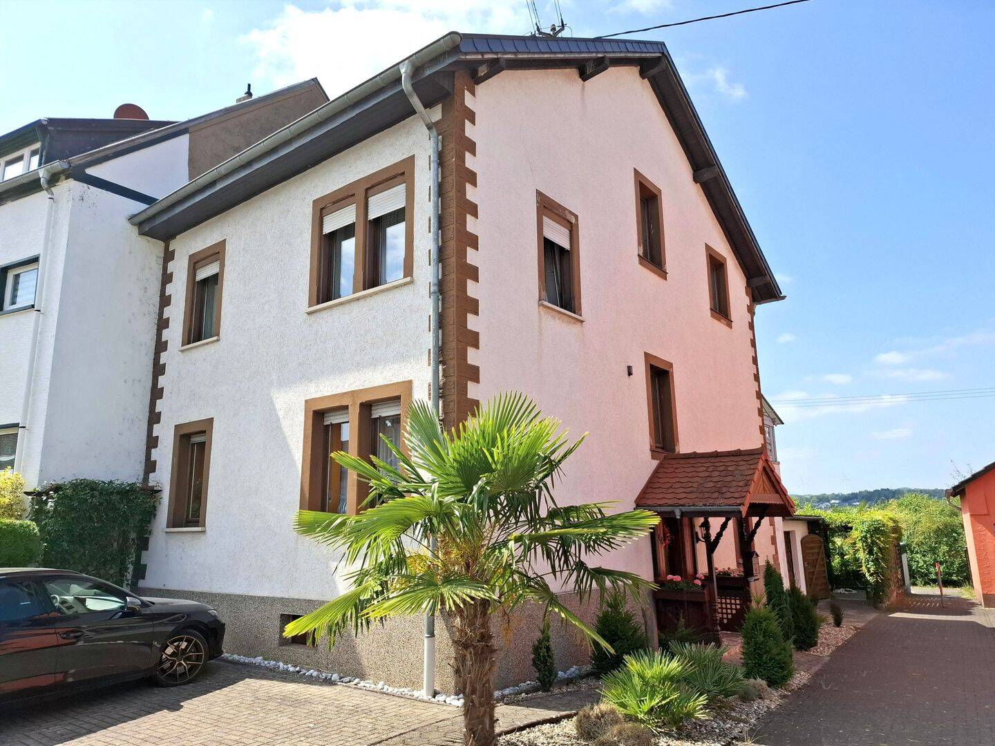 Großzügige Doppelhaushälfte mit ca. 213 m² Wohnfläche, 2 Garagen & Garten in Merzig-Besseringen, 66663 Merzig