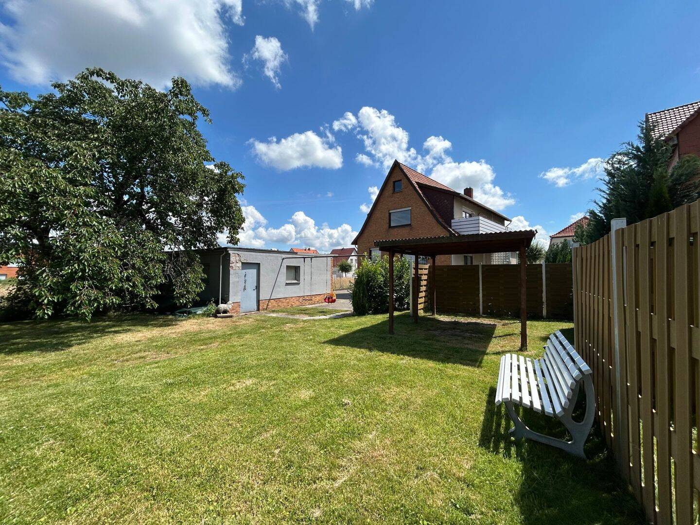 Großes Haus mit 7 Zimmern, 2 Küchen, Doppelgarage und großem Grundstück in Duingen, 31089 Duingen