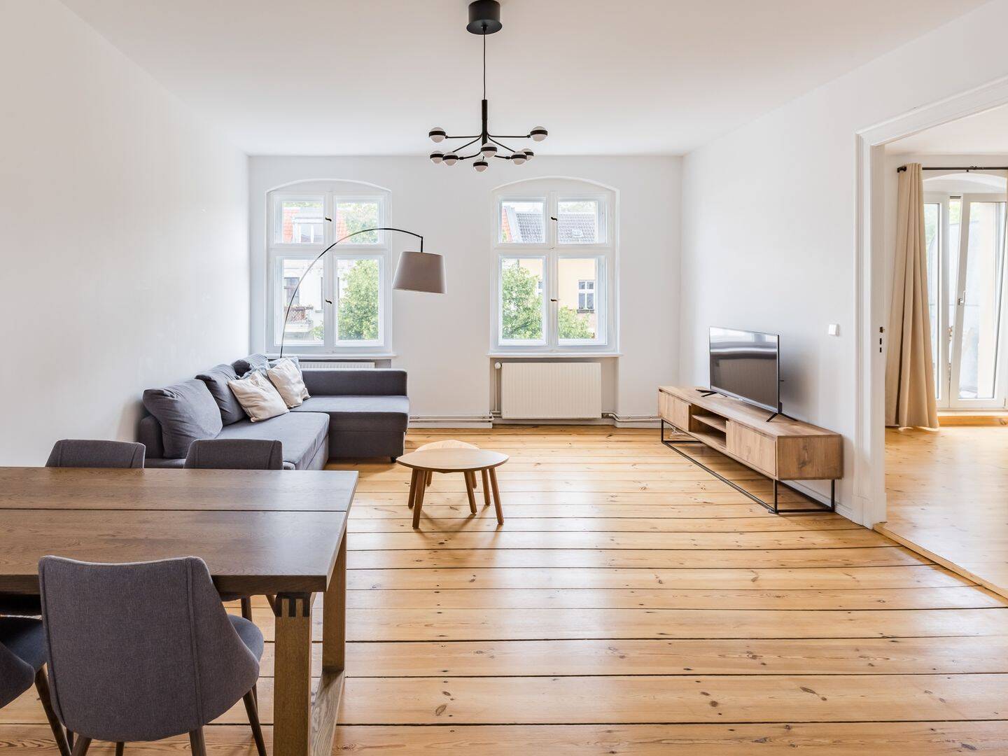 Sonnenbalkon und Altbauchar-me im Herzen vom beliebten Reuterkiez, 12047 Berlin (Neukölln Kolonie Freie Stunde)