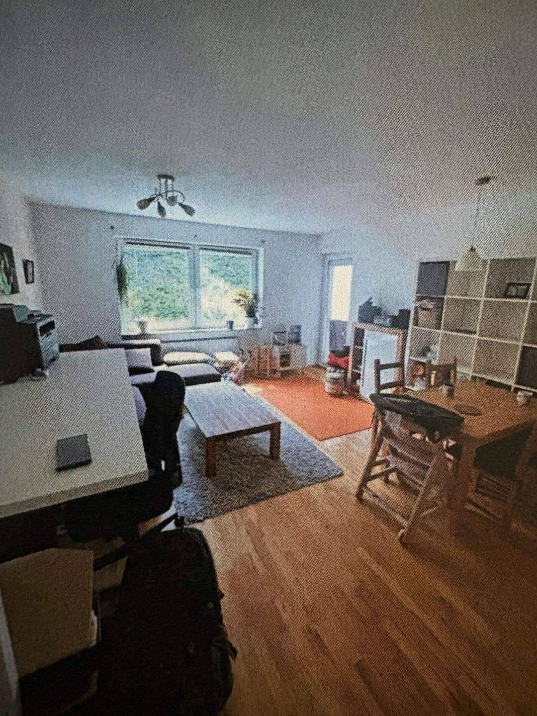 Barrierefreier Hauseingang: Stadtnah und zentral gelegene 3-Zi.-Eigentumswohnung mit Balkon und Stellplatz in Gerbrunn, 97218 Gerbrunn