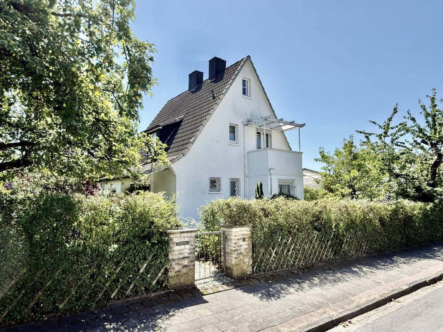 Wohnen mit Charakter – Charmantes Einfamilienhaus auf großem Sonnengrundstück in bevorzugter Wohnlage, 31812 Bad Pyrmont