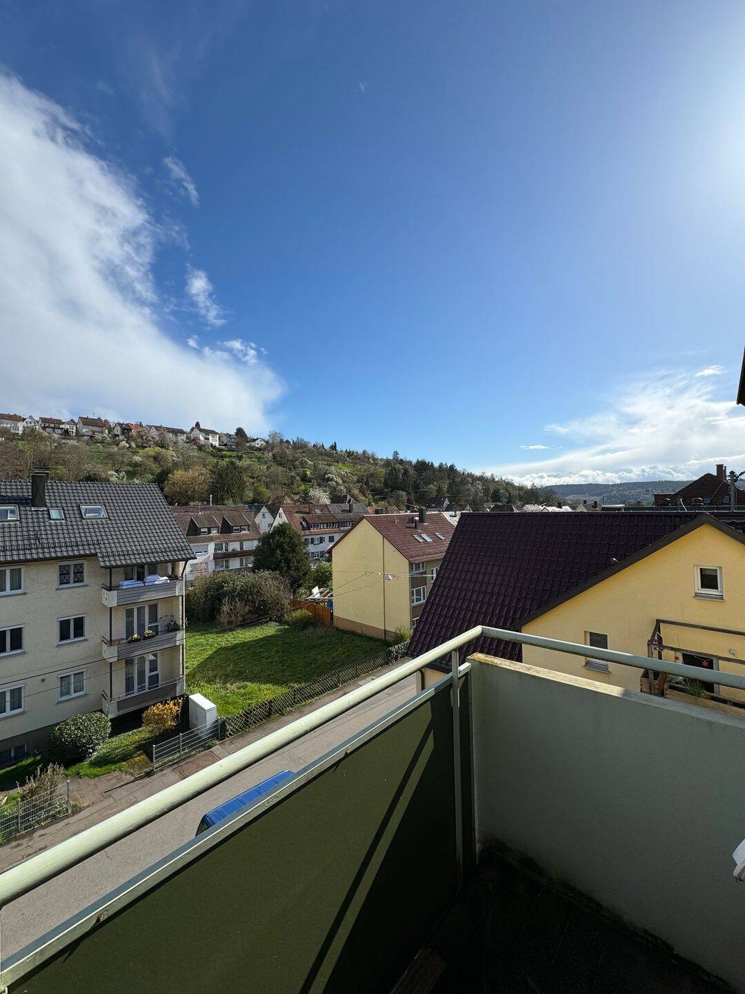 Helle 3-Zimmer-Wohnung mit schönem Ausblick in Stuttgart-Obertürkheim, 70329 Stuttgart (Hedelfingen Obertürkheim Rohracker Uhlbach)