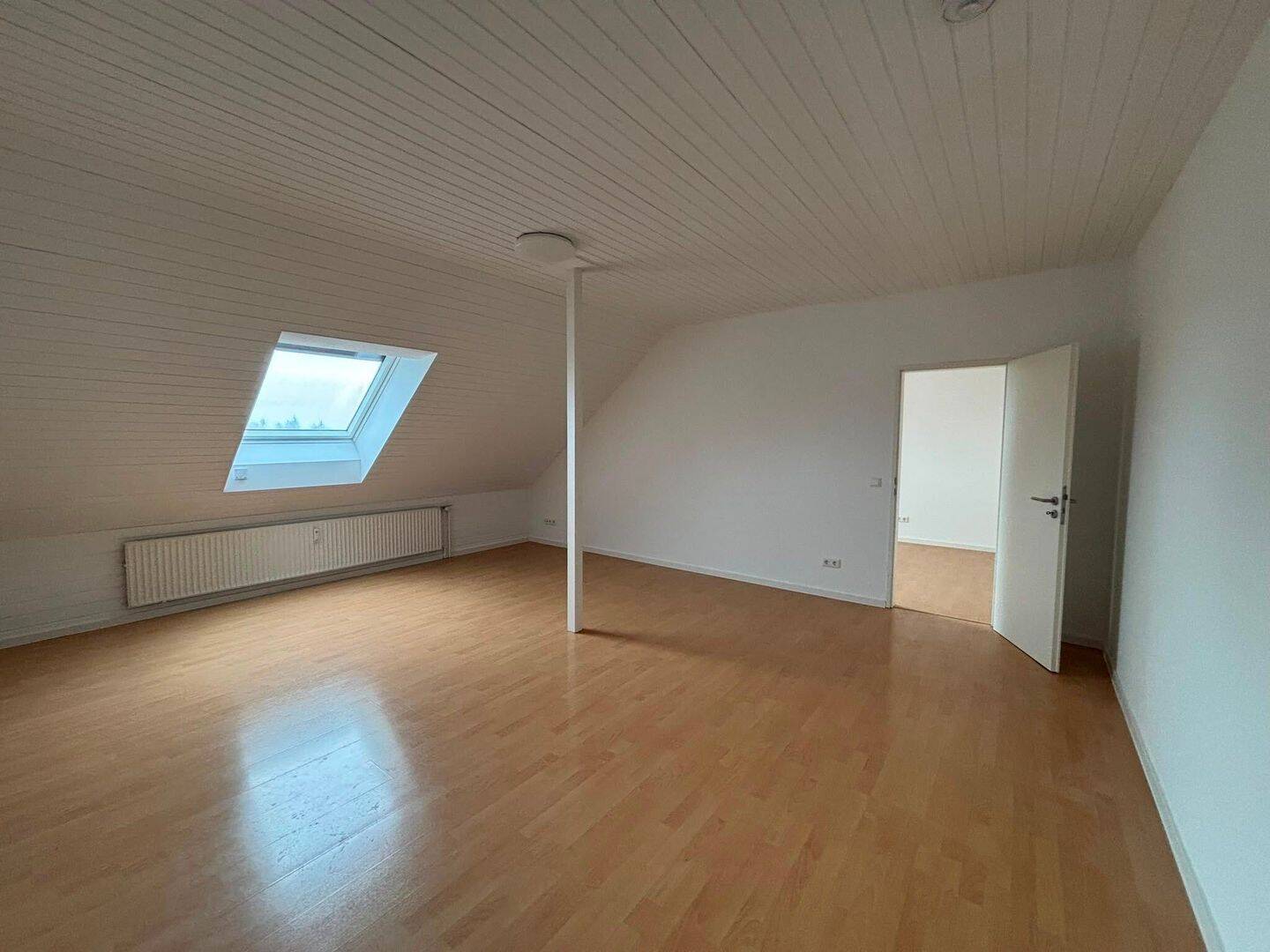 Frisch renovierte 2-Zimmer-Dachgeschosswohnung mit Einbauküche, 55127 Mainz (Drais Lerchenberg Marienborn)