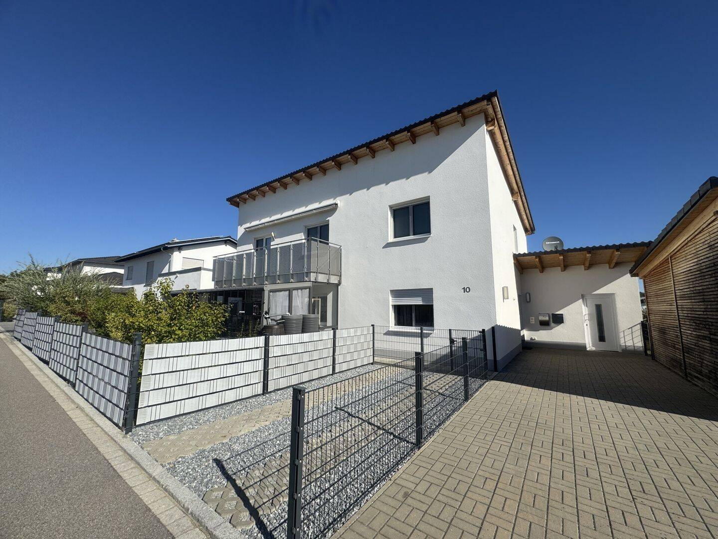 Moderne 3-Zimmer-Wohnung mit Südbalkon, Gartenanteil und Garage in Weng, 84187 Weng