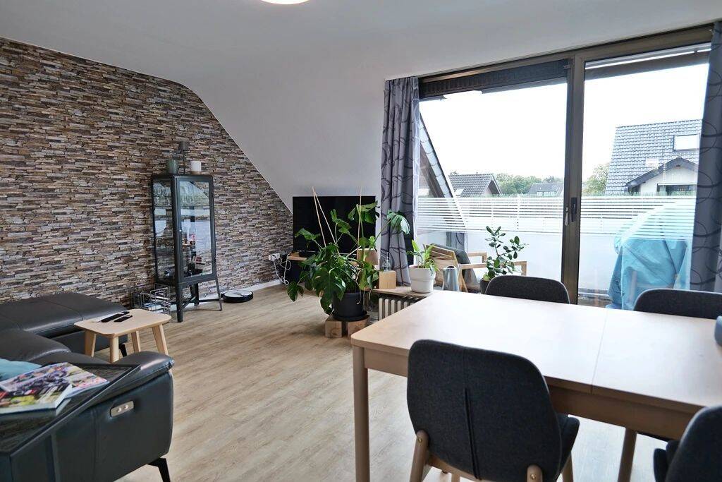 Longerich; 2,5-Zimmer Dachwohnung mit Süd-Balkon!, 50739 Köln (Nippes Bilderstöckchen Longerich Mauenheim Weidenpesch)