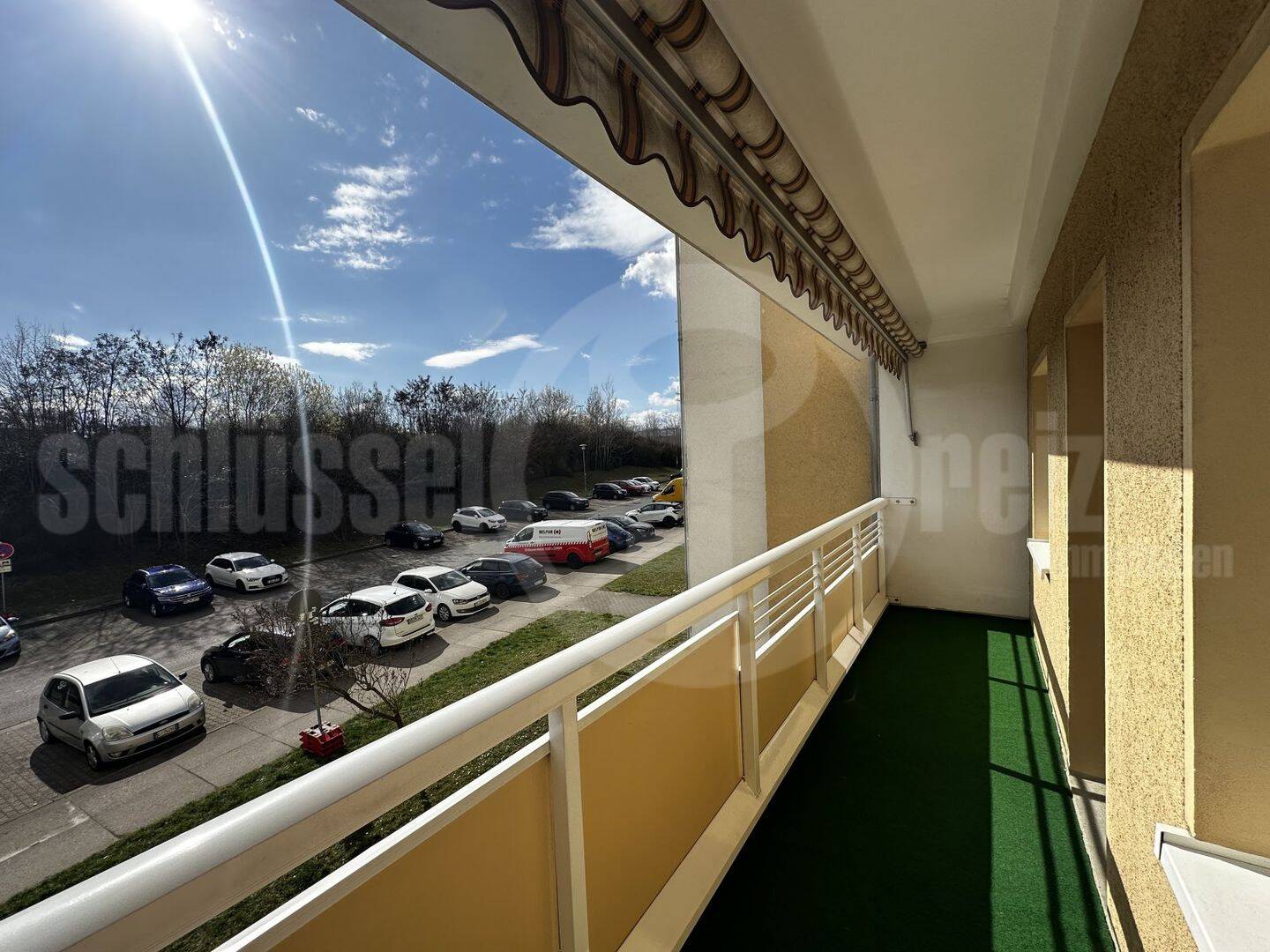 *Bezugsfreie 3-Raum-Wohnung im 1. OG mit Südbalkon, Tageslichtbad und Fernblick! PLUS: Wohnküche mit EBK!*, 1169 Dresden