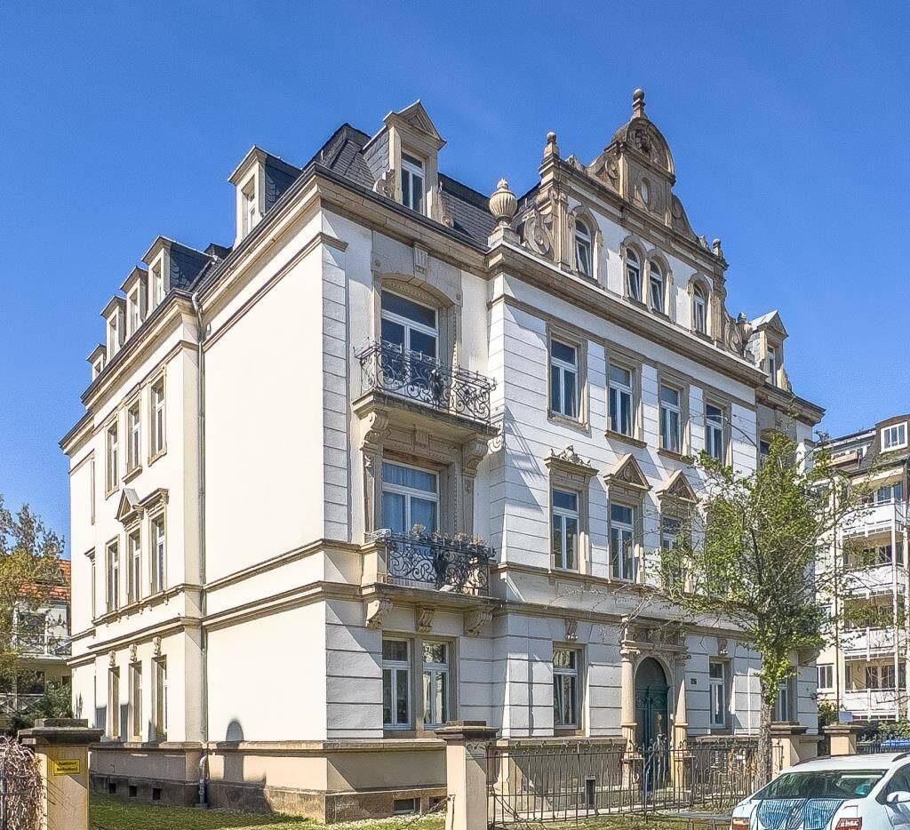 JETZT KAUFNEBENKOSTEN EINSPAREN! ERSTKLASSIGE 2 ZI. DACH-WOHNUNG IN STILVOLLER VILLA – IN GUTER LAGE, 1277 Dresden