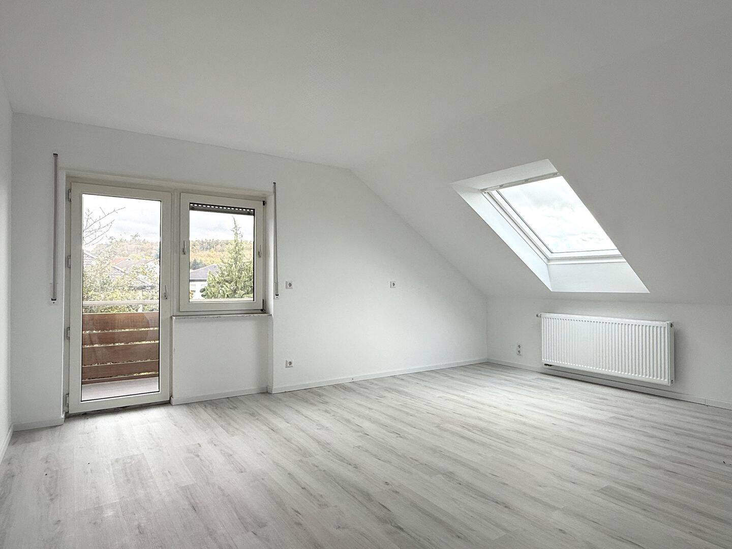 Neu renovierte 4-Zimmer-Dachwohnung mit Balkon und Blick ins Grüne – ruhiges Wohnen nahe Bretten, 75057 Kürnbach