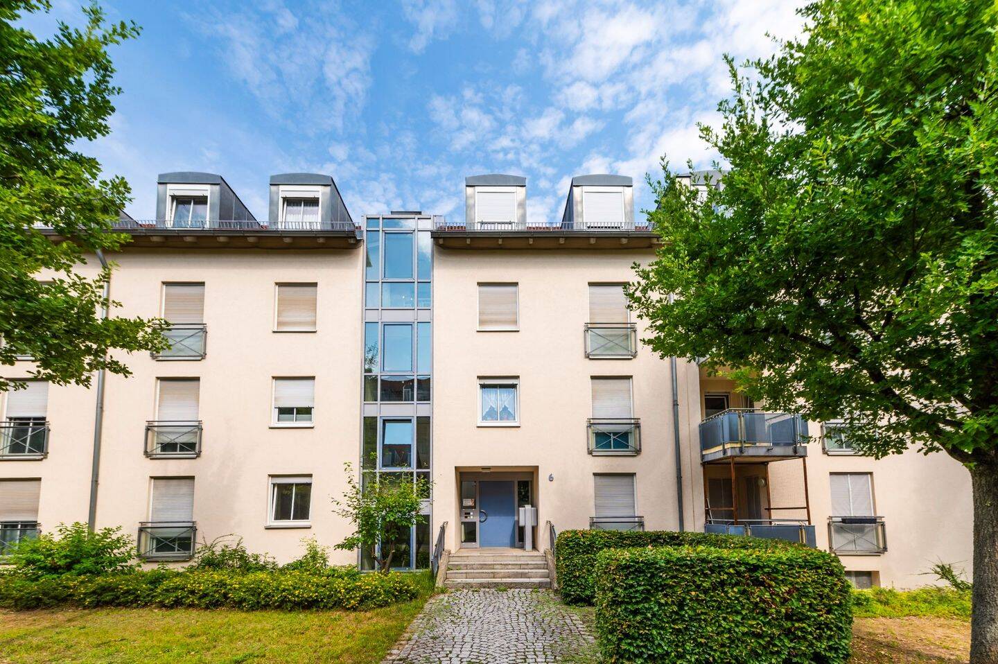 3-Zimmer-Wohnung, Balkon zum grünen Innenbereich, Aufzug und Tiefgaragenplatz, 1237 Dresden