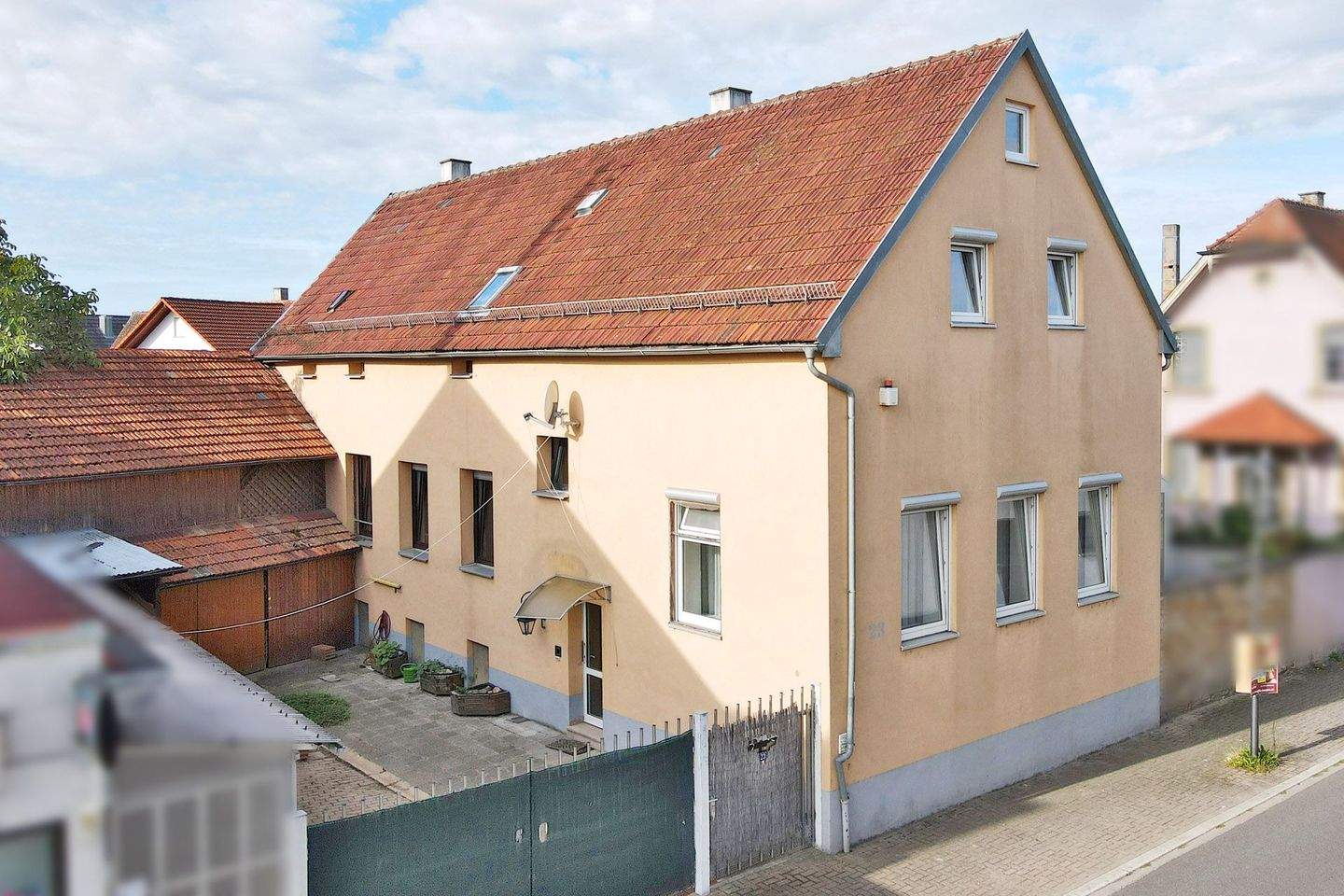 Großzügiges Familiendomizil mit Ausbaupotenzial im Herzen Kronaus, 76709 Kronau