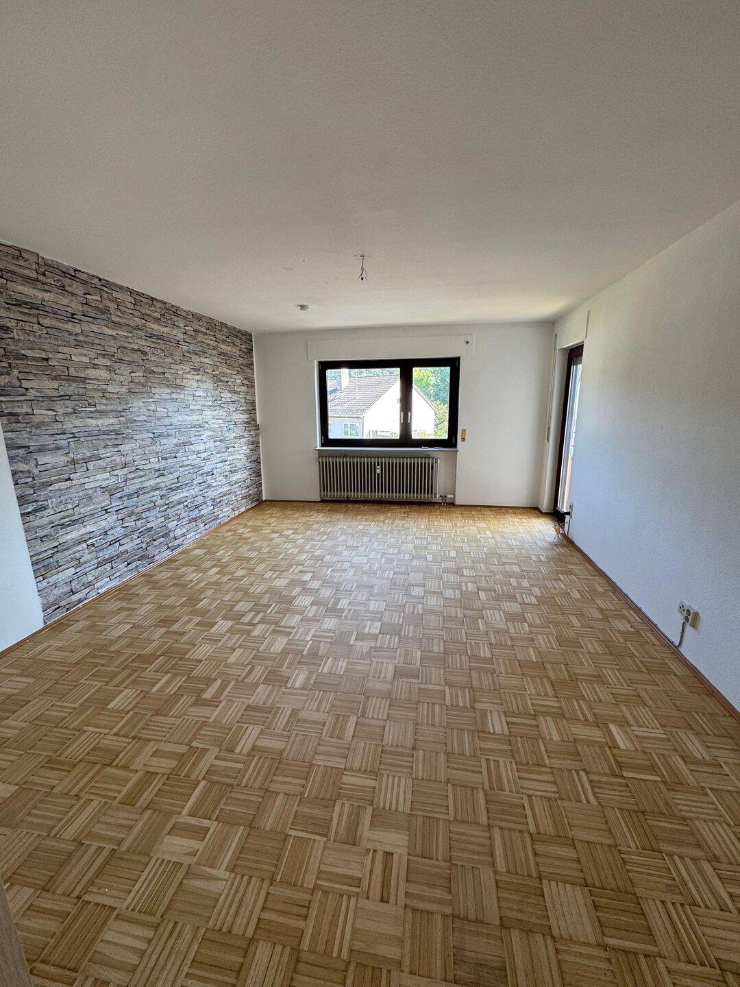 Helle 3-Zimmer-Wohnung mit Balkon, Einbauküche, Garage & Stellplatz in Eberstadt, 74246 Eberstadt