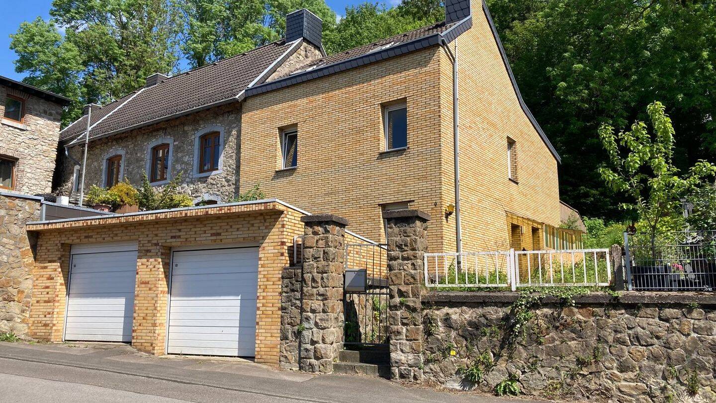 Stolberg (Rhld.): EFH mit 2 Garagen, gute Lage – schlechter Zustand, 52222 Stolberg (Rhld.)