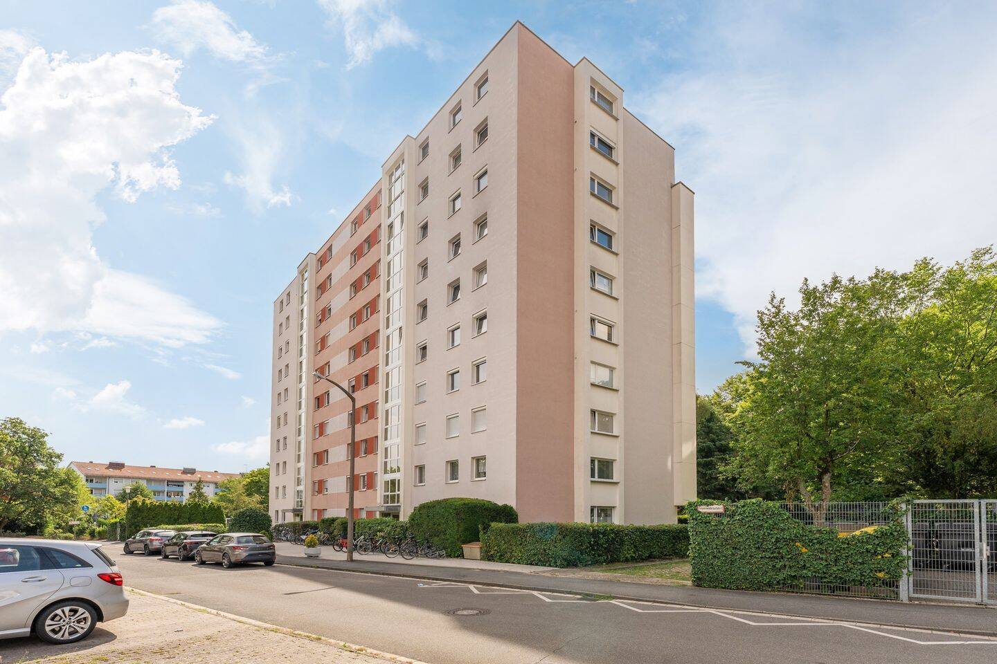 Vermietete 4 Zi Wohnung mit Balkon, Aufzug und Garage in Erlangen, 91058 Erlangen (Bruck Eltersdorf Erlangen-Süd Sebaldussiedlung Tennenlohe)
