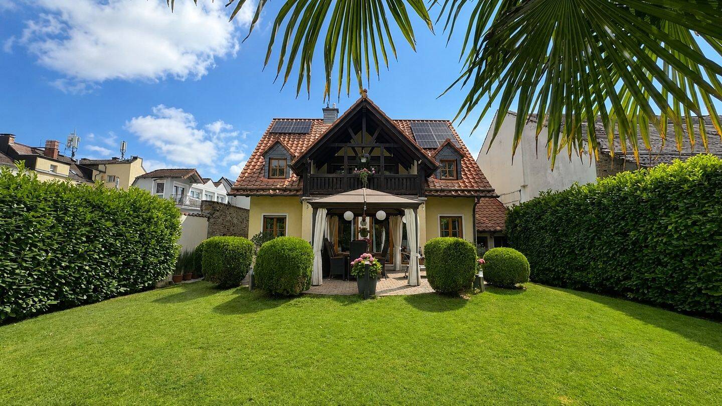Exklusives Familiendomizil mit Wellnessbereich, Sonnengarten, Garage, 3 Stellplätzen, beste Wohnlage, 65191 Wiesbaden (Bierstadt Sonnenberg Wiesbaden)