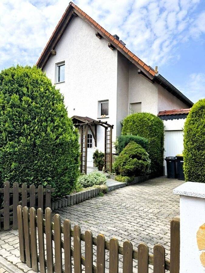 // schönes EFH mit Garage in guter Lage //, 6667 Weißenfels