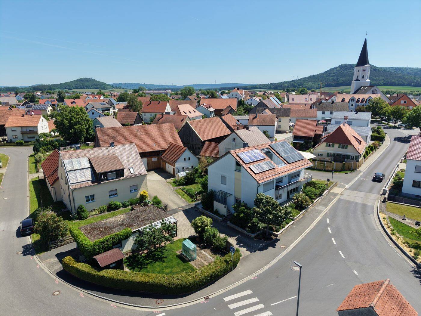 Familienglück auf drei Ebenen: Top gepflegtes Zweifamilienhaus mit ausgebautem DG in Berngau, 92361 Berngau