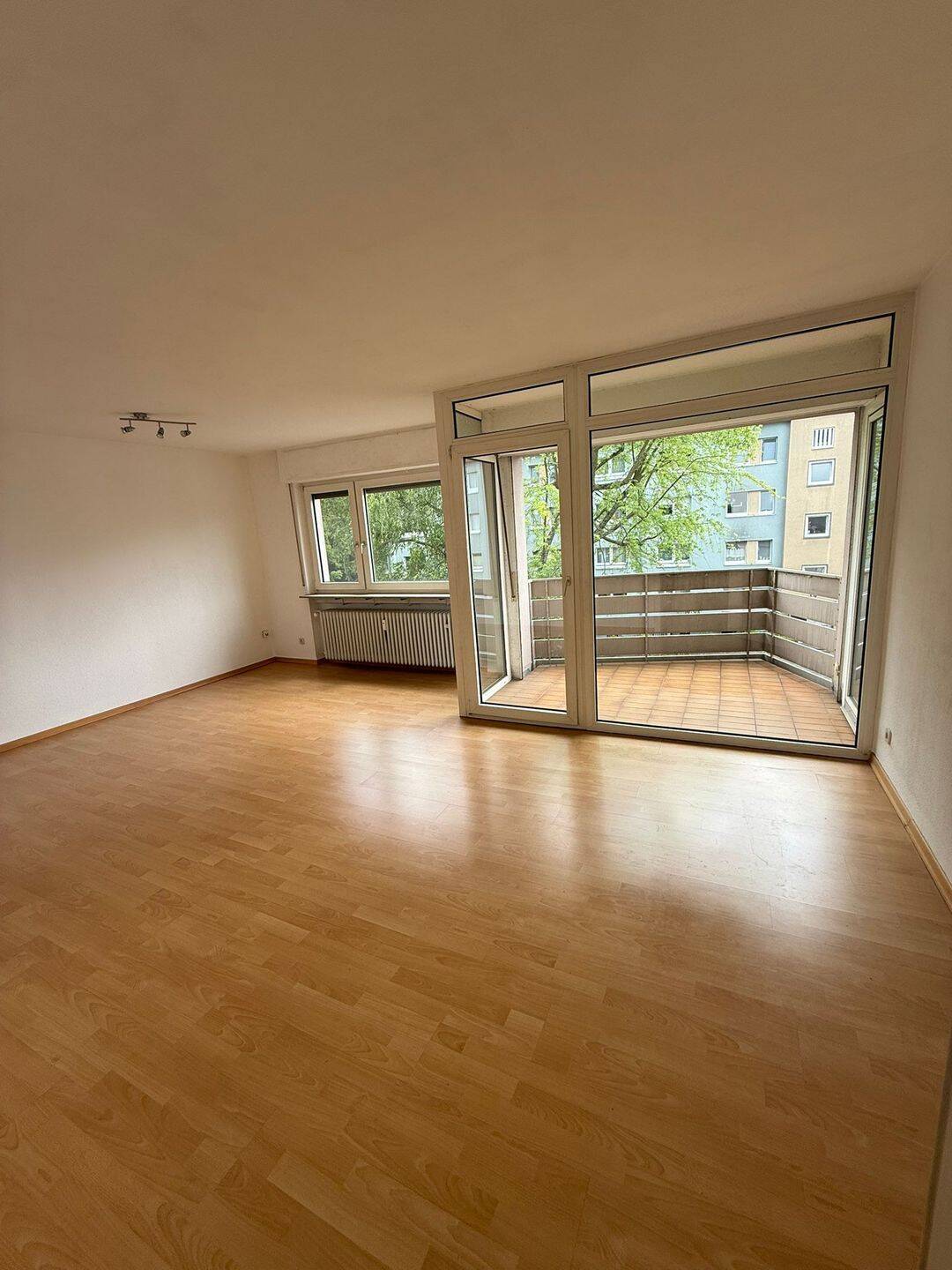 ALT-GINNHEIM, schöne sonnige 3-Zi.-Wohnung, Parkett, weißes Bad, ab 1. Juli frei!, 60431 Frankfurt am Main