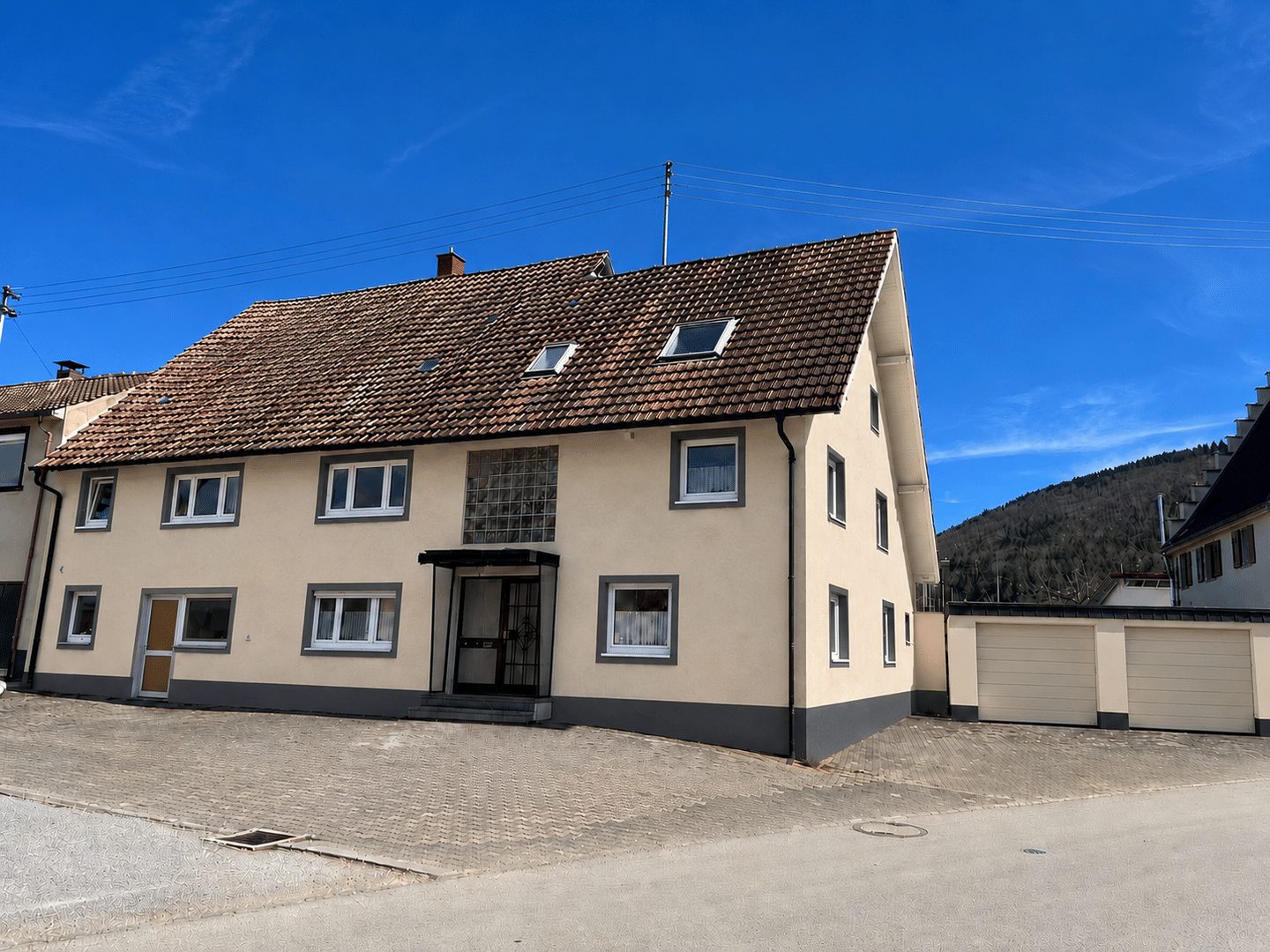 Haus mit 259m² Wohnfläche 11 Zimmer 3 Bäder & Garten zu vermieten, 78187 Geisingen