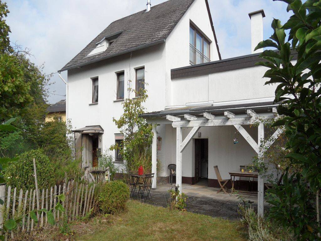 URBACH: Das Haus für die Familie mit großen Grundstück, Doppelgarage und Nebengebäuden, 56317 Urbach