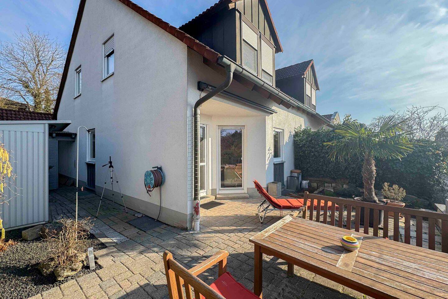 Attraktive Doppelhaushälfte mit Westterrasse, Kachelofen & Garage in ruhiger Lage, 91325 Adelsdorf