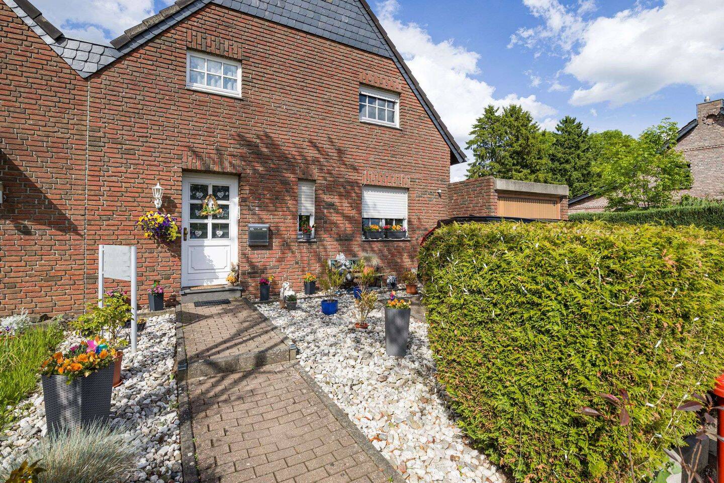 KR-Hüls: tolles 2FH mit schönem Garten, Keller und Garage