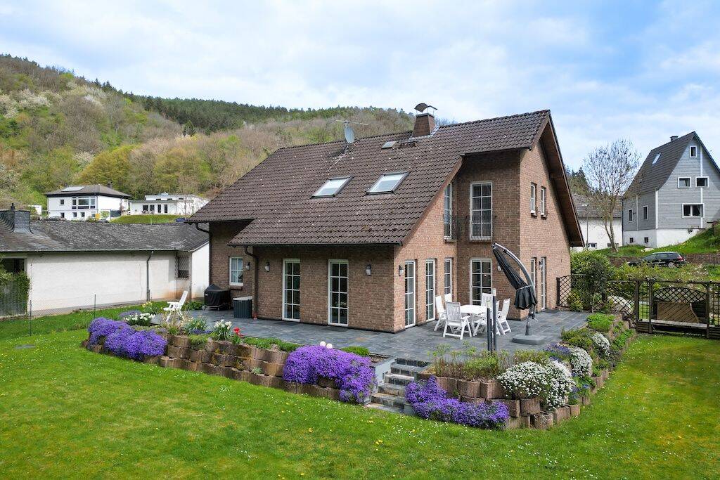 Einfamilienhaus-Wohnensemble mit Potenzial: Wohnen, Arbeiten & Mehrgenerationen unter einem Dach!, 52396 Heimbach