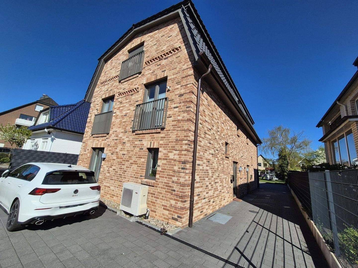 Energieeffiziente DHH (Zweitbezug) mit Wärmepumpe, Einbauküche & wohnl. Keller, 22850 Norderstedt