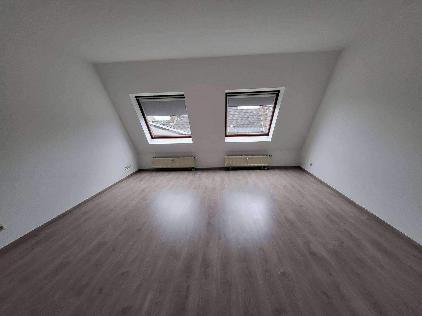 Renovierte 2-Zimmer-Dachgeschosswohnung im Zentrum Elsdorf, 50189 Elsdorf