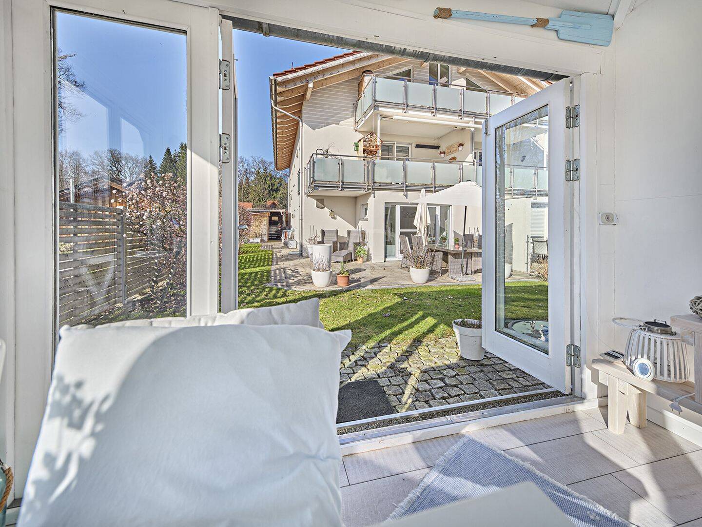 Sonnige EG-Wohnung mit Terrasse, Gartenpavillon, Carport und -weiteres Wohnzimmer- im eigenen Garten, 83112 Frasdorf
