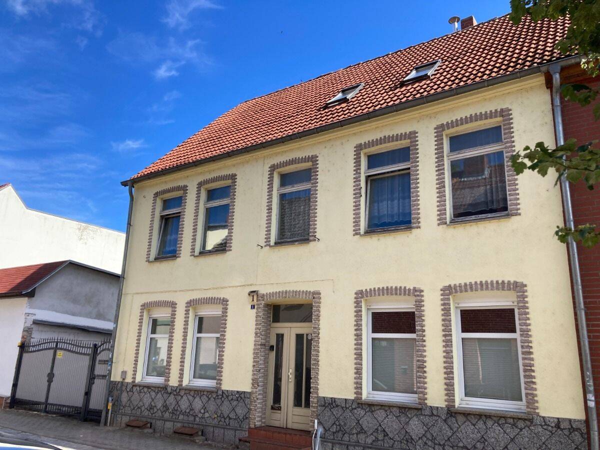 Zentral: Stadthaus mit verschiedenen Nutzungsmöglichkeiten – Zufahrt – Nebengebäude…., 17139 Malchin