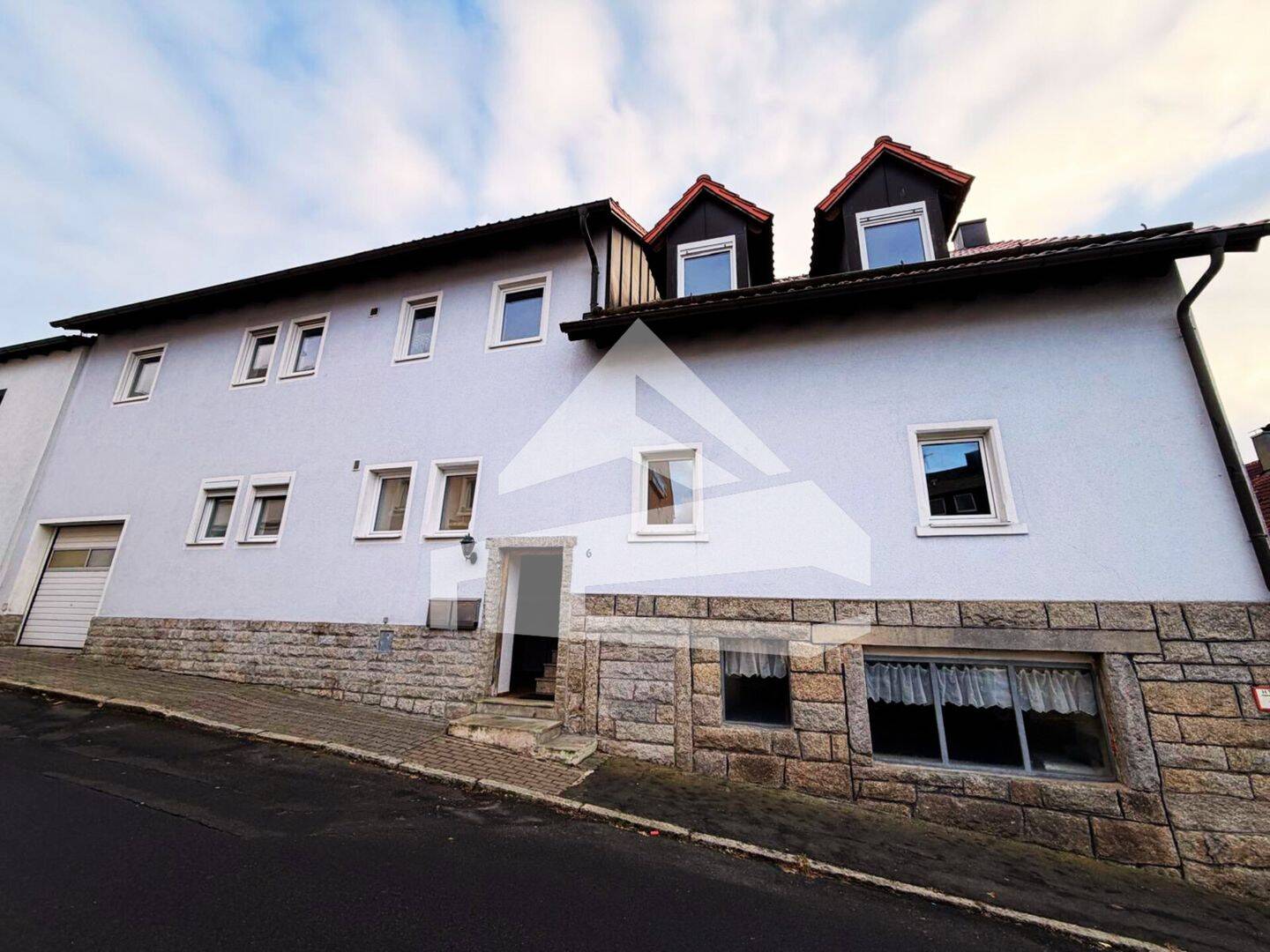Charmantes Zweifamilienhaus mit 10 Zimmern, Kamin, Terrasse & Balkon – in idyllischer Lage, 95703 Plößberg