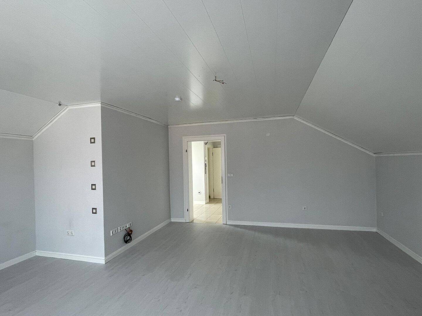 Helle Dachgeschosswohnung mit Balkon und Garage in Salzkotten, 33154 Salzkotten