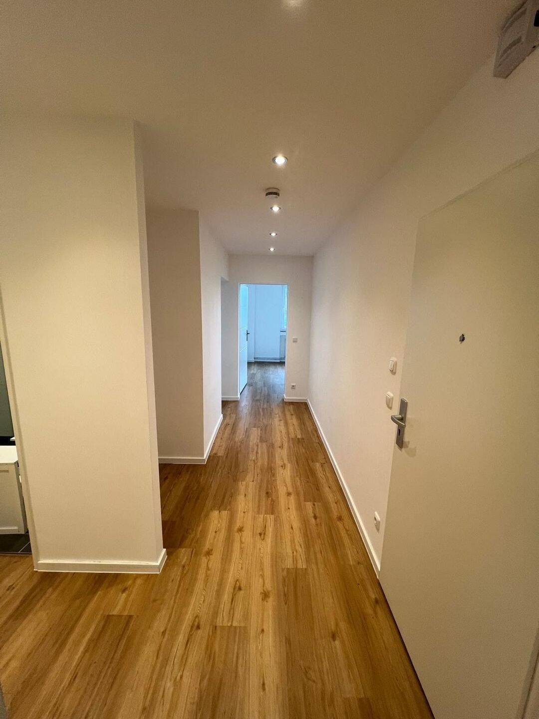 Renovierte 3-Zimmer-Wohnung mit großem Balkon in Eschborn – sofort bezugsfertig, 65760 Eschborn