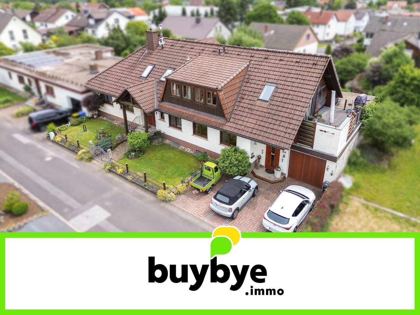 Bischofsheim/Rhön: Attraktives Zweifamilienhaus mit großem Garten, Photovoltaik-Anlage, Doppelgarage und Blick zum Kreuzberg, 97653 Bischofsheim i.d. Rhön