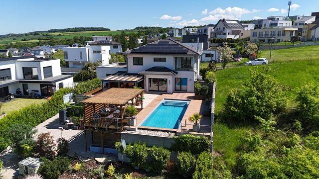 Luxusvilla mit Infinity-Pool & unverbaubarem Moselblick bis nach Luxemburg, 54457 Wincheringen