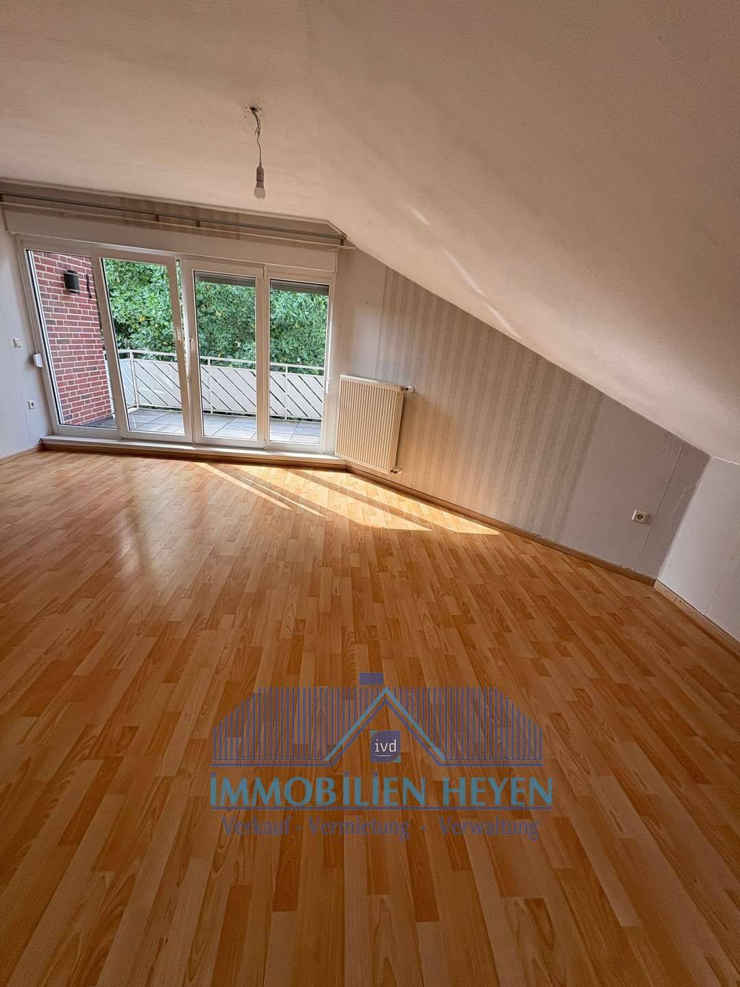 Helle und geräumige Oberwohnung mit Balkon, 26871 Papenburg