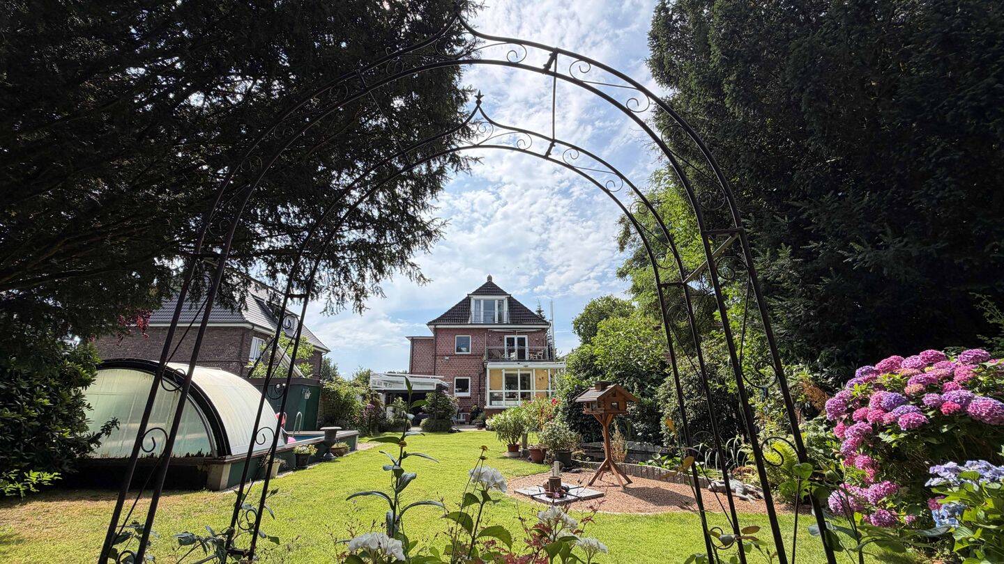Individuelles Wohnhaus mit parkähnlichem Garten in begehrter Wohnlage, 25436 Uetersen