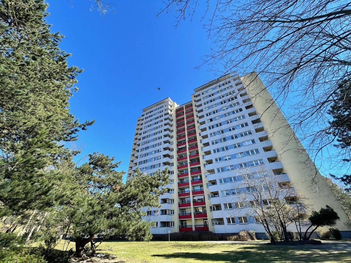 Hoch hinaus – Renovierungsbedürftige 3-Zimmer Wohnung mit fantastischem Weitblick im 11.OG!, 13587 Berlin (Spandau Hakenfelde Kolonie Wannseeaten Siedl. Wohnsiedlung Hakenfelde)