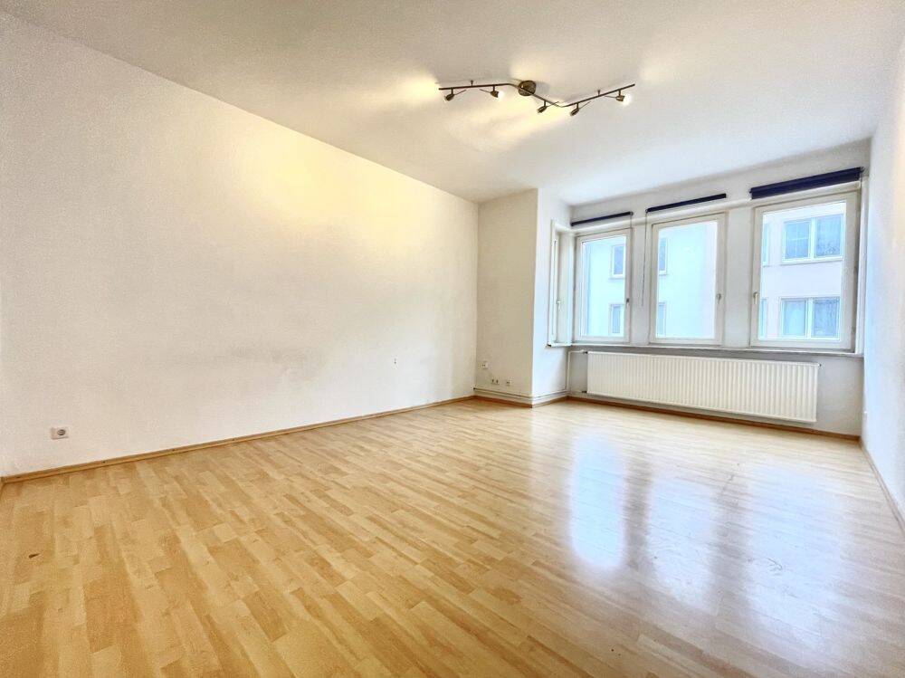 Lichtdurchflutete 3-Zimmer-Wohnung mit Balkon und Einbauküche!, 30161 Hannover